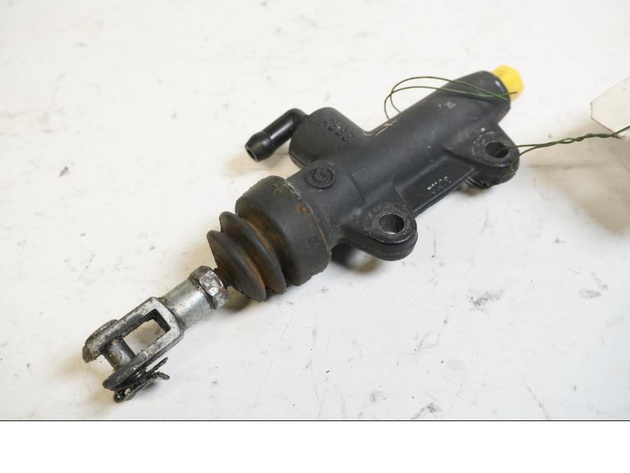 Baksidan på Bromshuvudcylinder från en Husaberg FE 02 -2004 motorcykel.