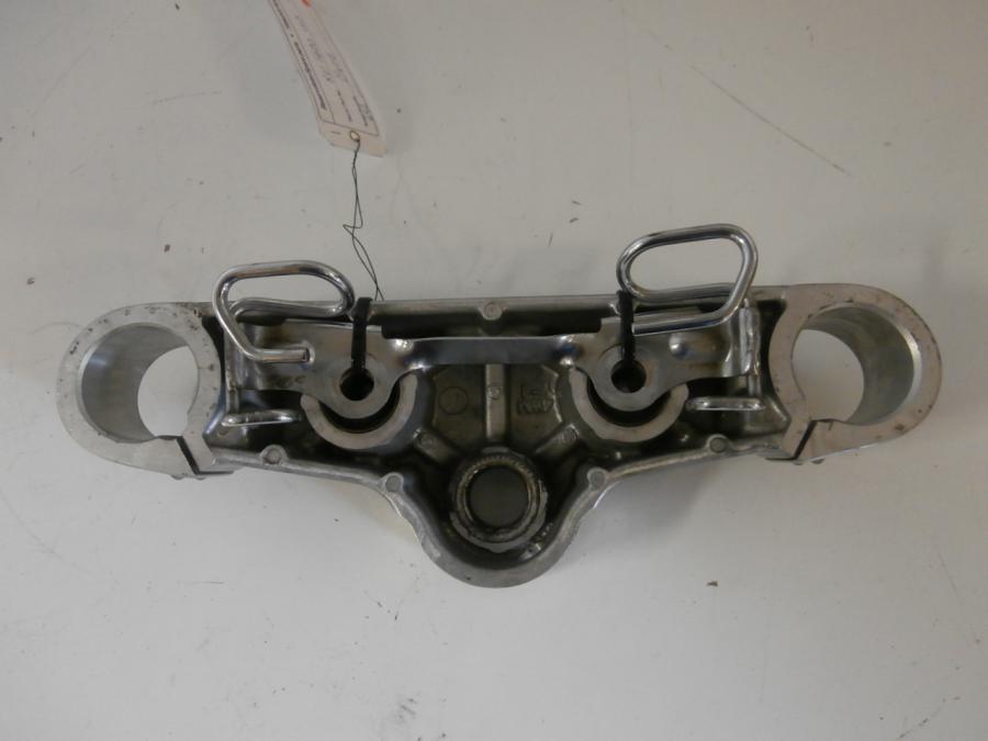 Snett nerifrån på Gaffelkrona från en Yamaha XV 1600 -2002 motorcykel.