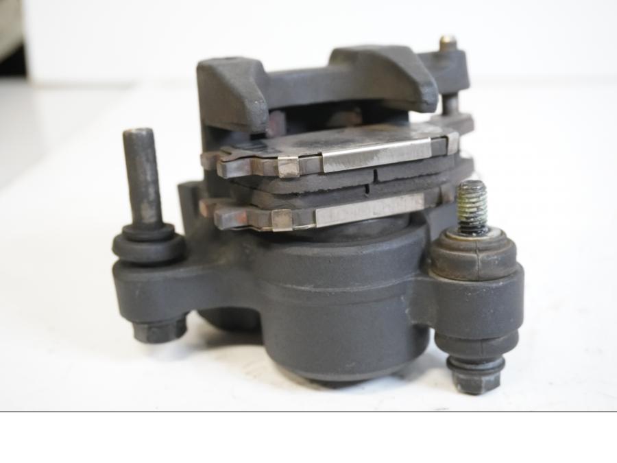 Höger sida på <p>Bromsok bak från Yamaha YZF 1000 R1 2004.</p>
<p>Passar 2004 till 2005. Ett kolvs ok. Nissin.</p> motorcykel.