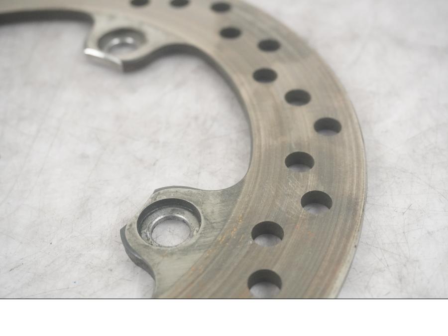 VÀnster sida pÄ Bromsskiva frÄn en Triumph Street Triple -2011 motorcykel.