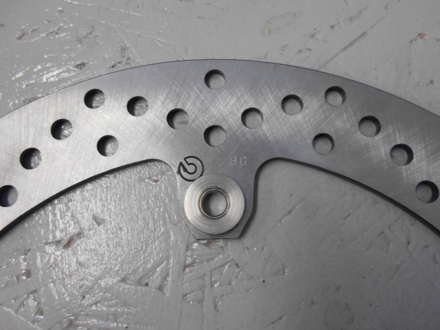 Höger sida på <p>fram, Brembo 320 x 4,45mm, nyckick. okänd modell</p>
<p>Bultcirkel 205mm</p> motorcykel.