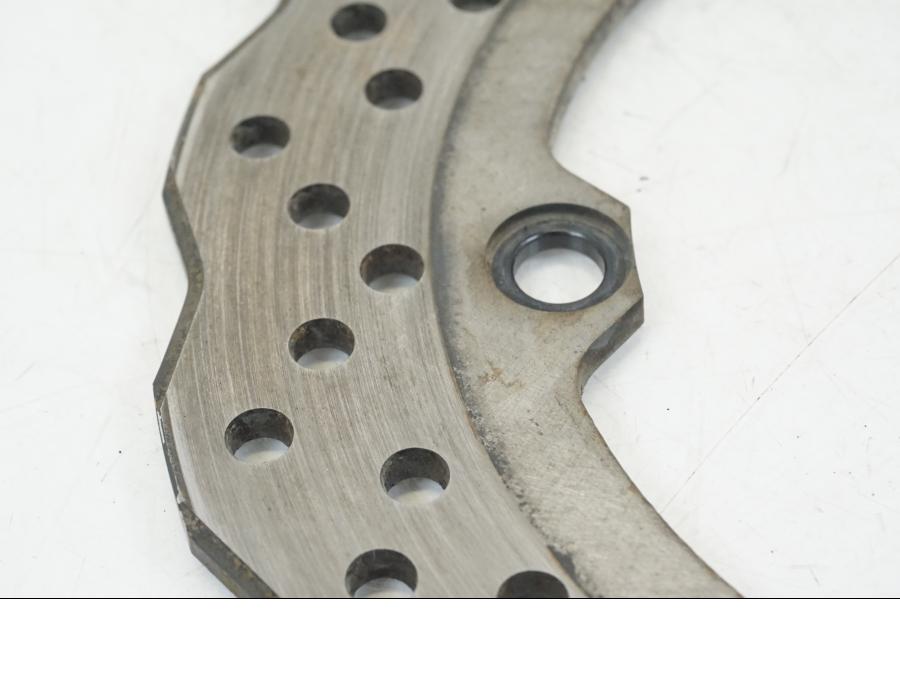 Snett uppifrån på Bromsskiva från en Yamaha XSR 700 -2016 motorcykel.