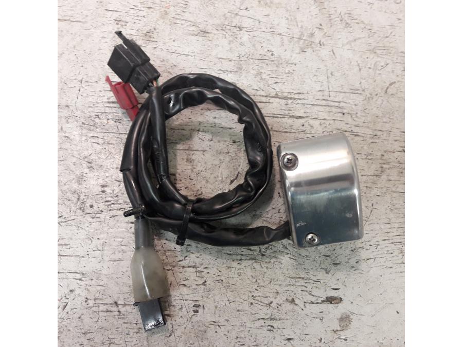 Baksidan på Styrelreglage från en Suzuki VZ 1600 -2005 motorcykel.