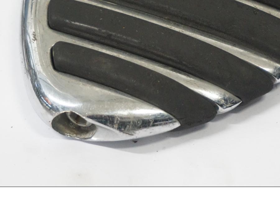 Höger sida på Highwaypegs från en Suzuki VL 800 -2004 motorcykel.