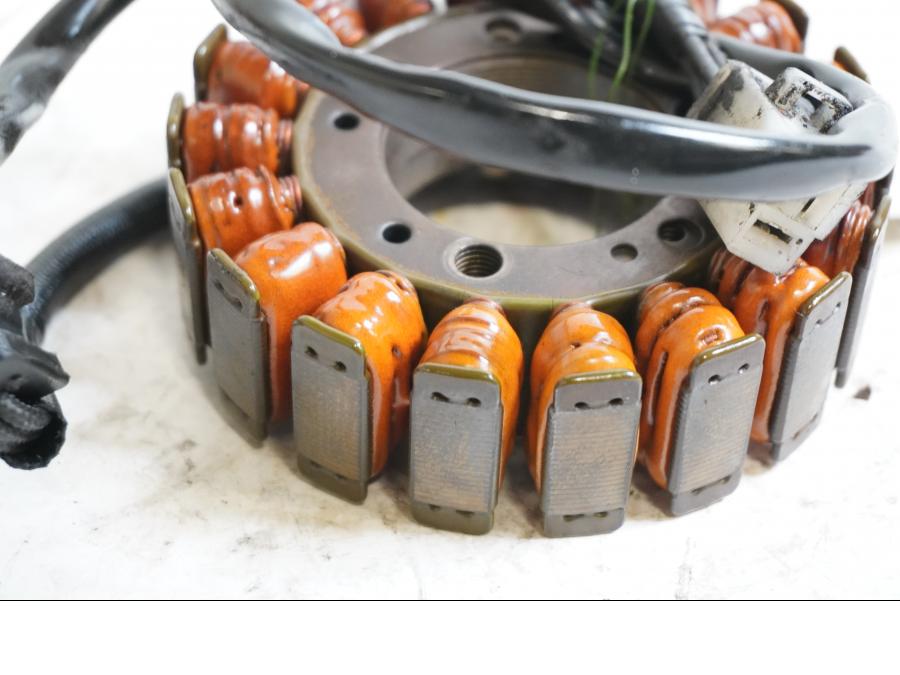 Baksidan på Generator från en Kawasaki VN 800 -1995 motorcykel.