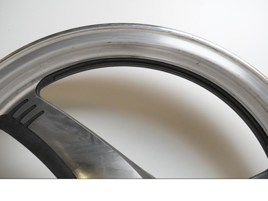 Extrabild6 på Fälg från en Suzuki VZ 800 -2002 motorcykel.