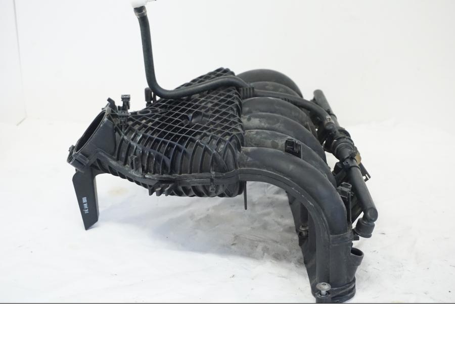 Vänster sida på Insug från en BMW K 1600 -2015 motorcykel.