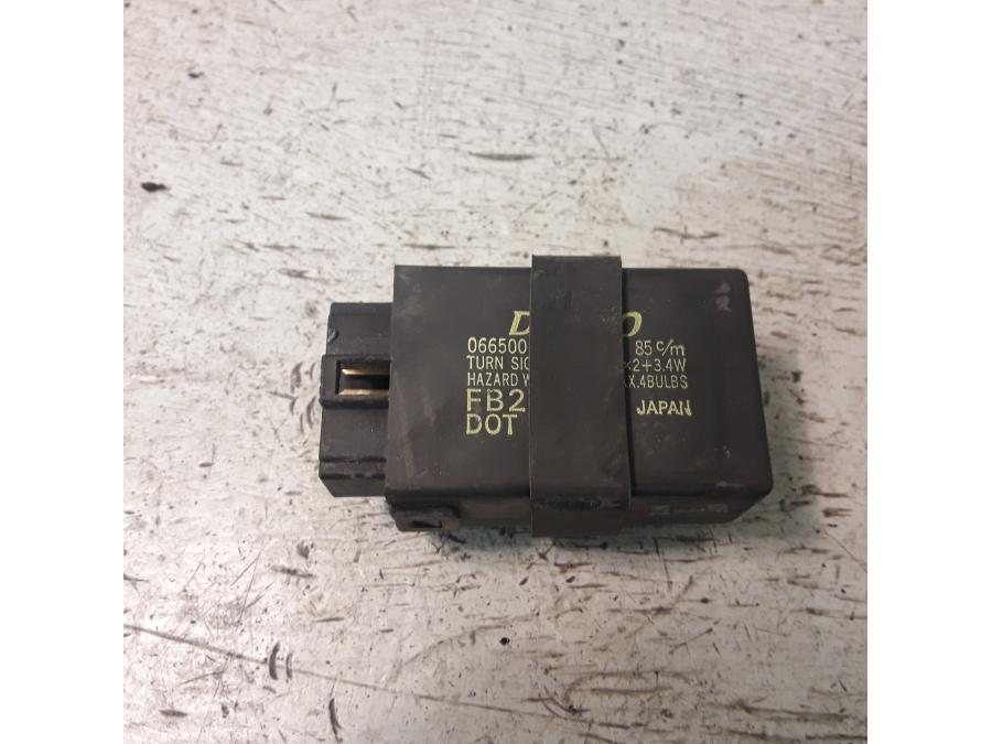 Framsidan på Blinkersrelä från en Suzuki VZ 1600 -2005 motorcykel.