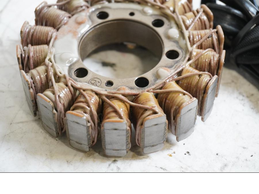 Baksidan på Generator från en Suzuki VZ 800 -1997 motorcykel.