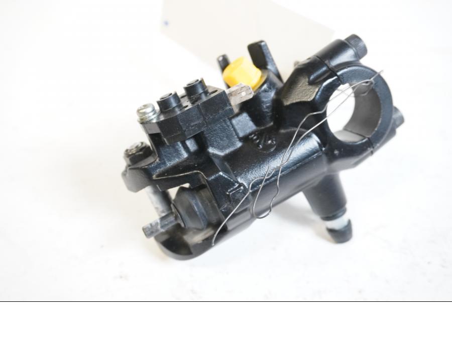 Baksidan på Bromshuvudcylinder från en Triumph Daytona 675 -2011 motorcykel.