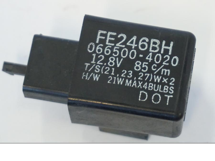 Extrabild1 på Blinkersrelä från en Kawasaki ZR-7 -2001 motorcykel.