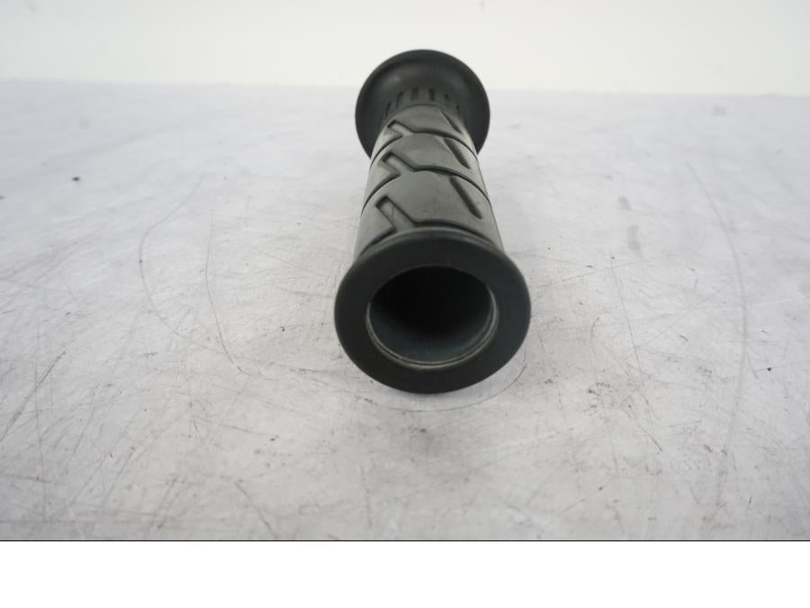 Snett uppifrån på Gasreglage från en Kawasaki ER-6N -2008 motorcykel.