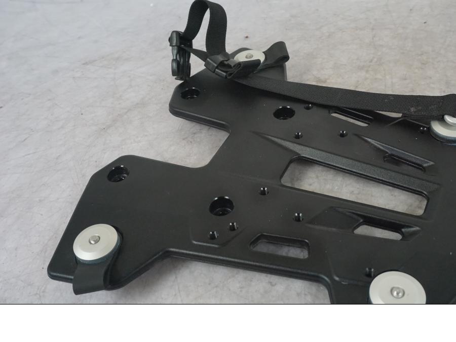 Vänster sida på Pakethållarplatta från en KTM 1290 Super Adventure S -2022 motorcykel.