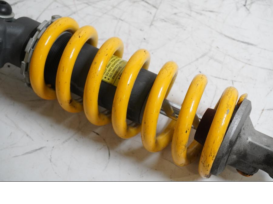 Snett nerifrån på Stötdämpare från en Triumph Daytona 675 -2006 motorcykel.