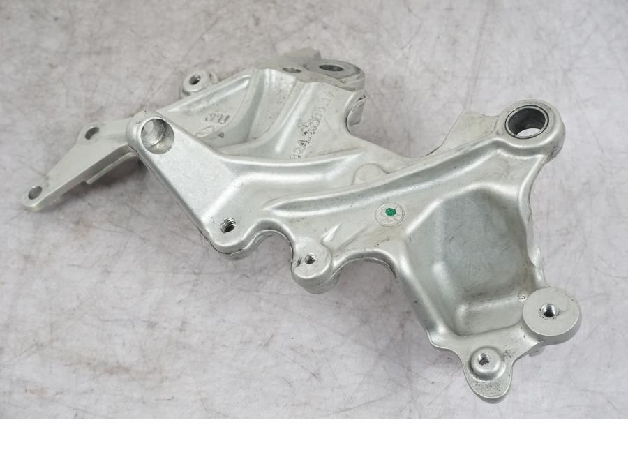 Snett nerifrån på Fotpinnefäste från en Ducati Multistrada V4 -2024 motorcykel.