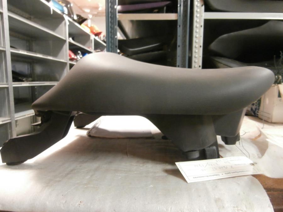 Snett uppifrån på Sadel från en BMW K 1200 GT -2006 motorcykel.