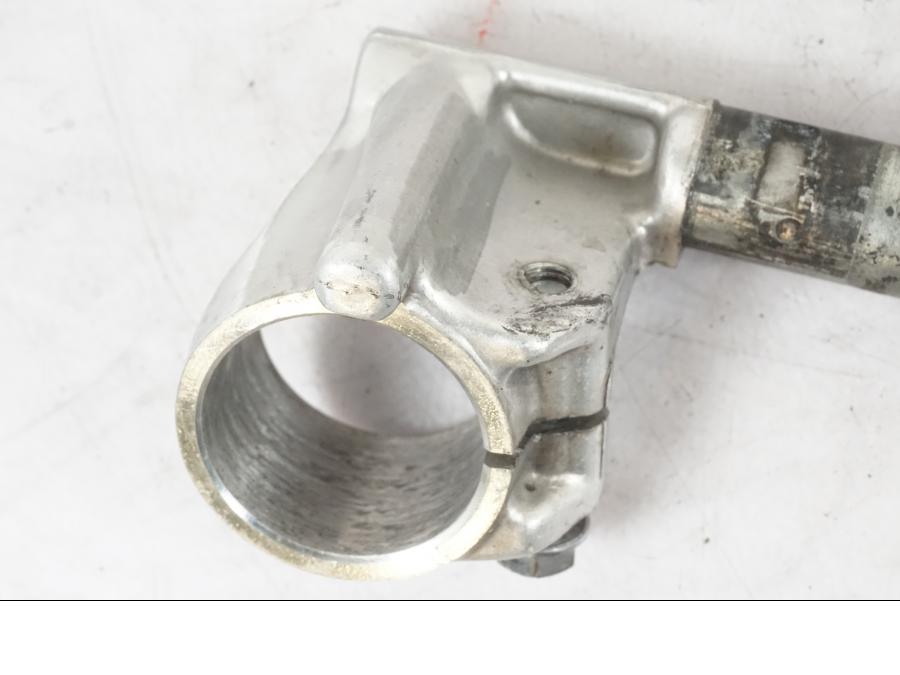 Snett nerifrån på Styre från en Honda CBR 1000 F -1989 motorcykel.