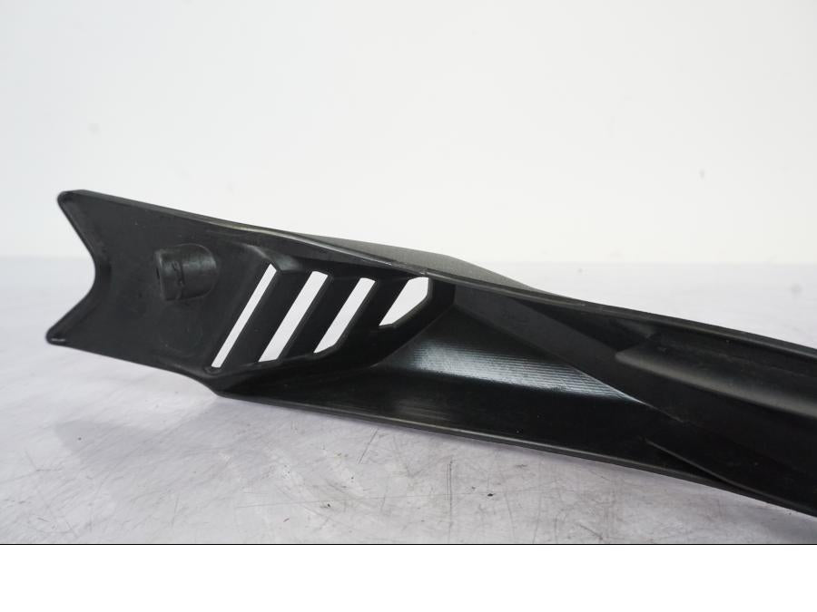 Snett nerifrån på Ramplast från en Kawasaki ER-6N -2012 motorcykel.