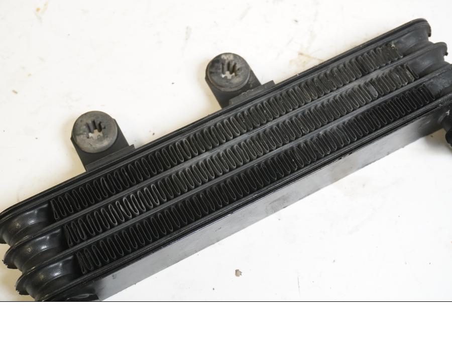 Snett uppifrån på Oljekyl från en Honda XRV 750 -1997 motorcykel.