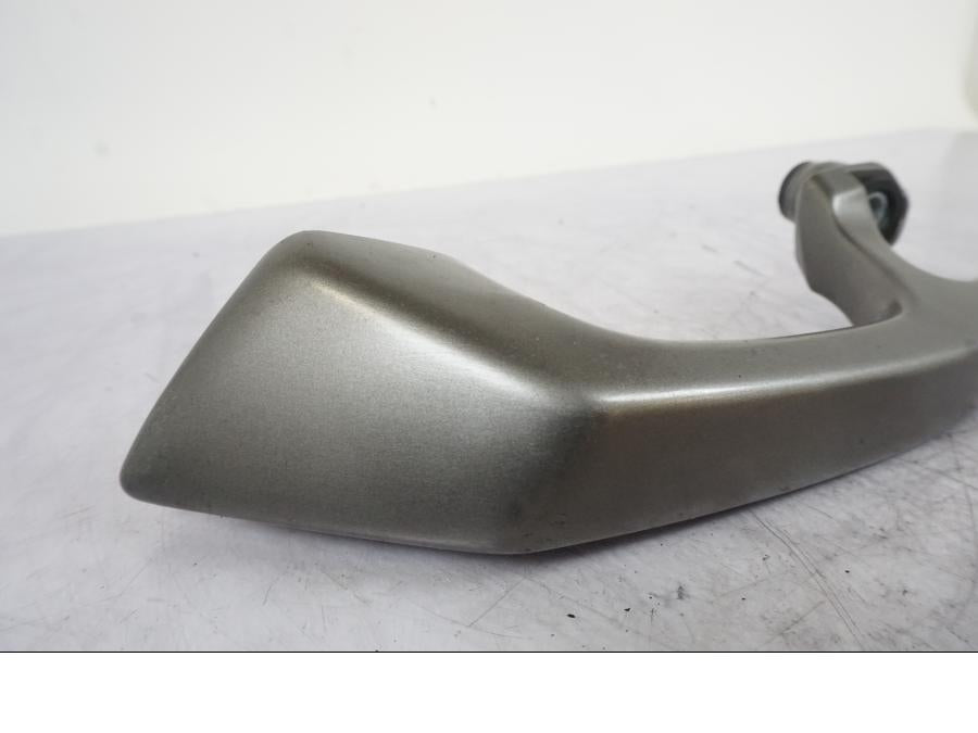 Extrabild1 pÄ Passagerarhandtag frÄn en Kawasaki ER-6N -2012 motorcykel.