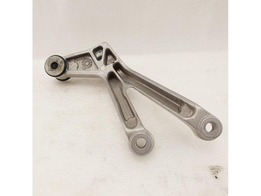 Vänster sida på Fotpinnefäste från en Honda CBR 900 RR -2003 motorcykel.