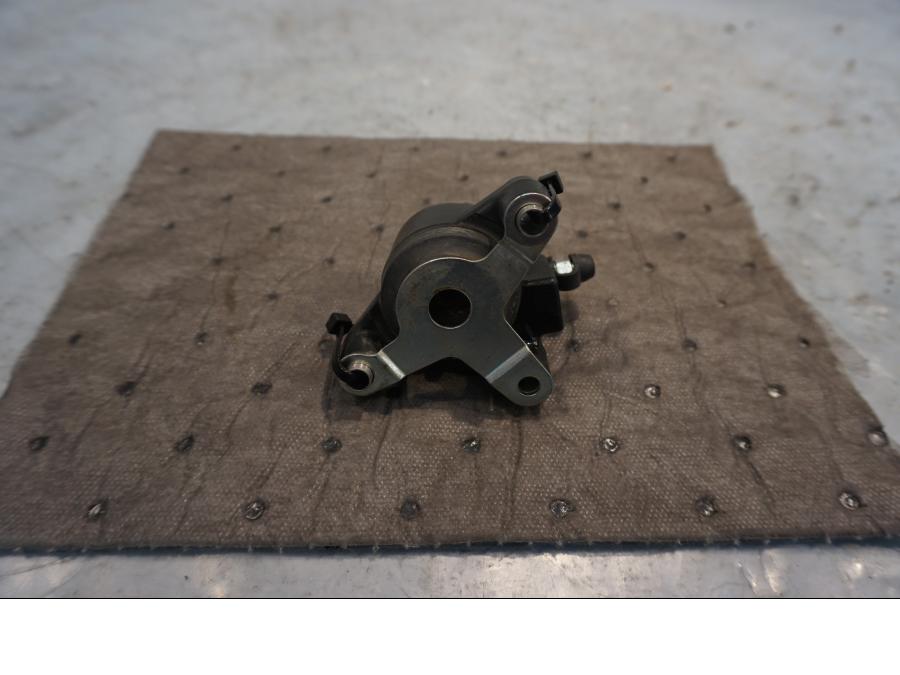 Baksidan på Kopplingslavcylinder från en Yamaha XT 1200 Z -2011 motorcykel.