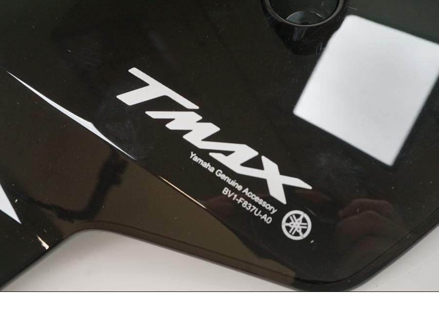 Snett nerifrån på Vindruta från en Yamaha T-MAX -2017 motorcykel.