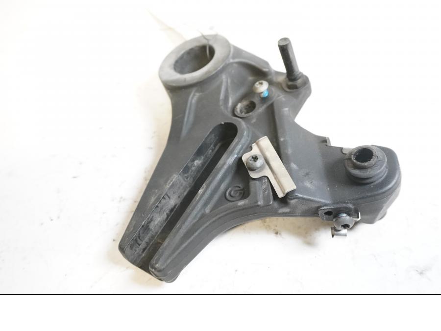 Baksidan på Bromsoksfäste från en BMW S 1000 R -2015 motorcykel.