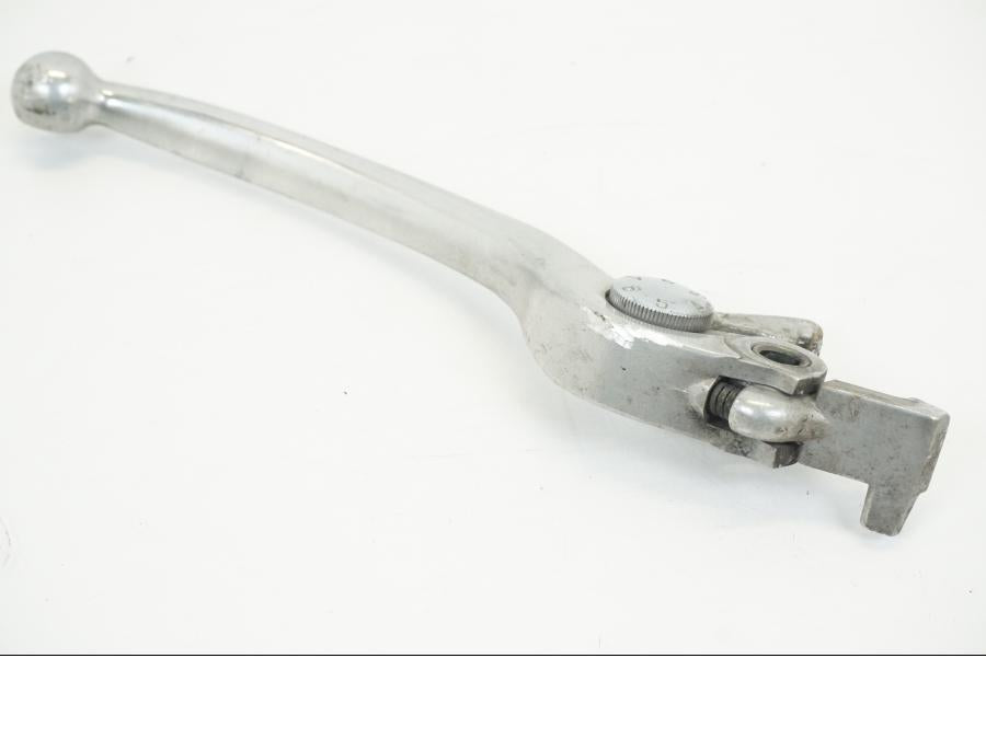 Baksidan på Bromsgrepp från en Suzuki VL 800 -2004 motorcykel.