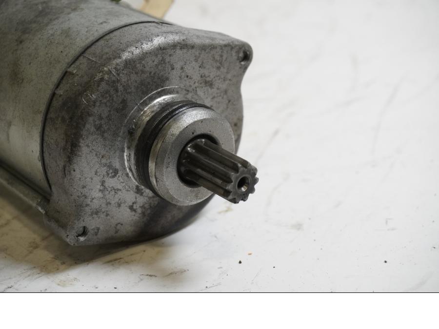 Baksidan på Startmotor från en Honda XL 650 V -2000 motorcykel.