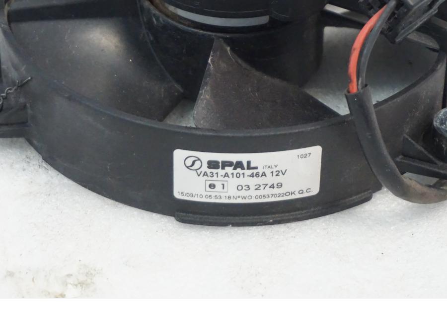 Höger sida på Vattenkylfläkt från en Aprilia RSV 1000 -2010 motorcykel.