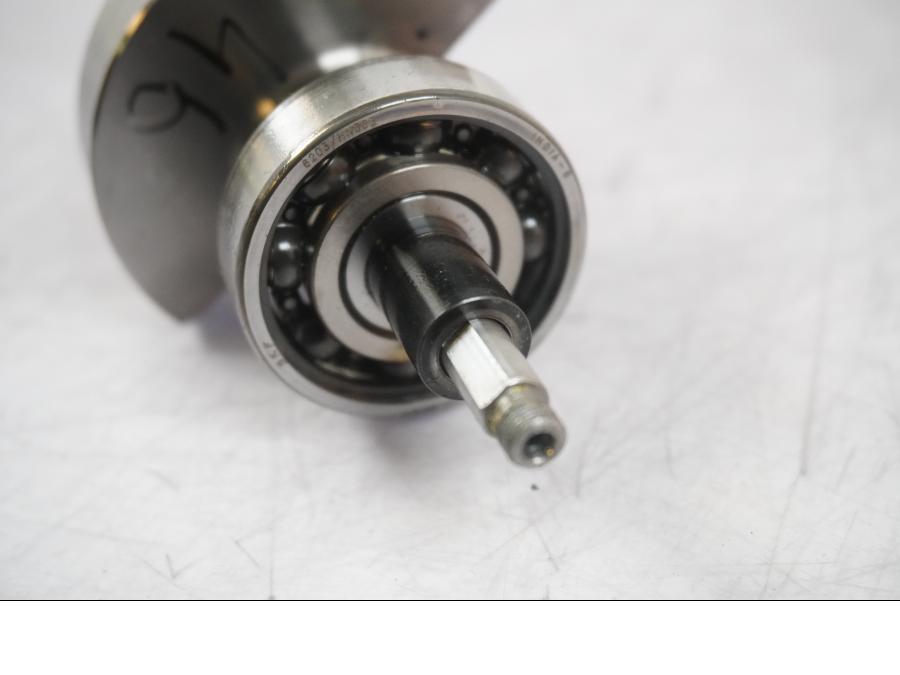 Snett uppifrån på Balansaxel från en KTM 125 Duke -2017 motorcykel.