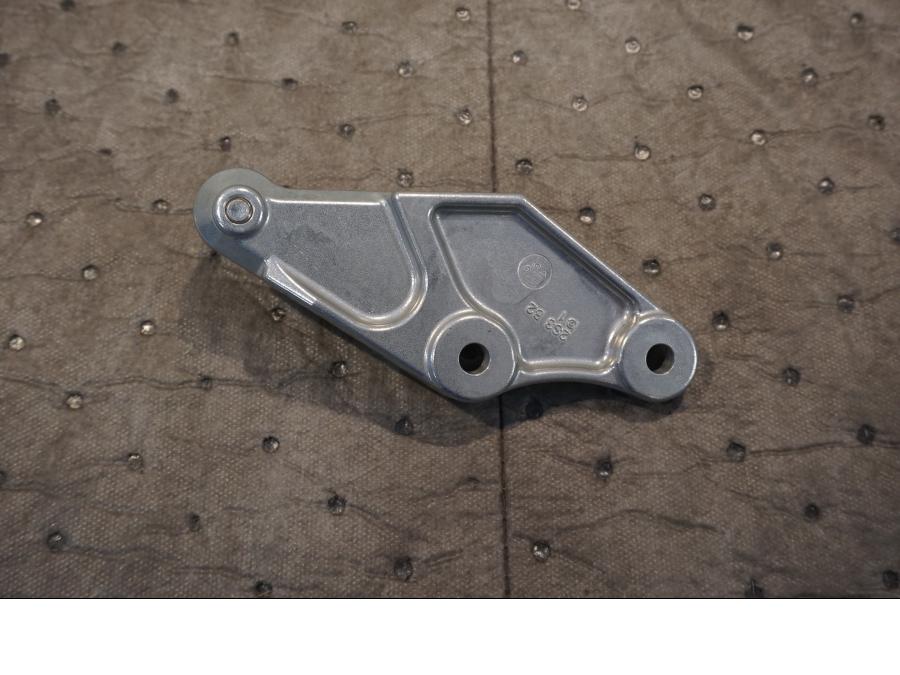 Baksidan på Fotpinnefäste från en Yamaha V-Max 1700 -2010 motorcykel.