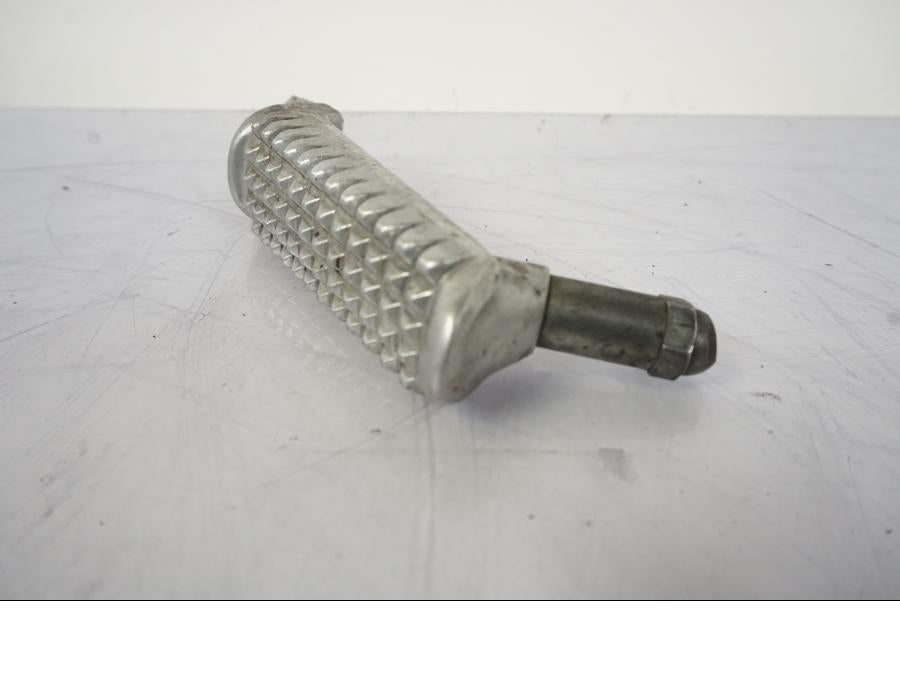 Snett nerifrån på Fotpinne från en Honda VFR 750 -1994 motorcykel.