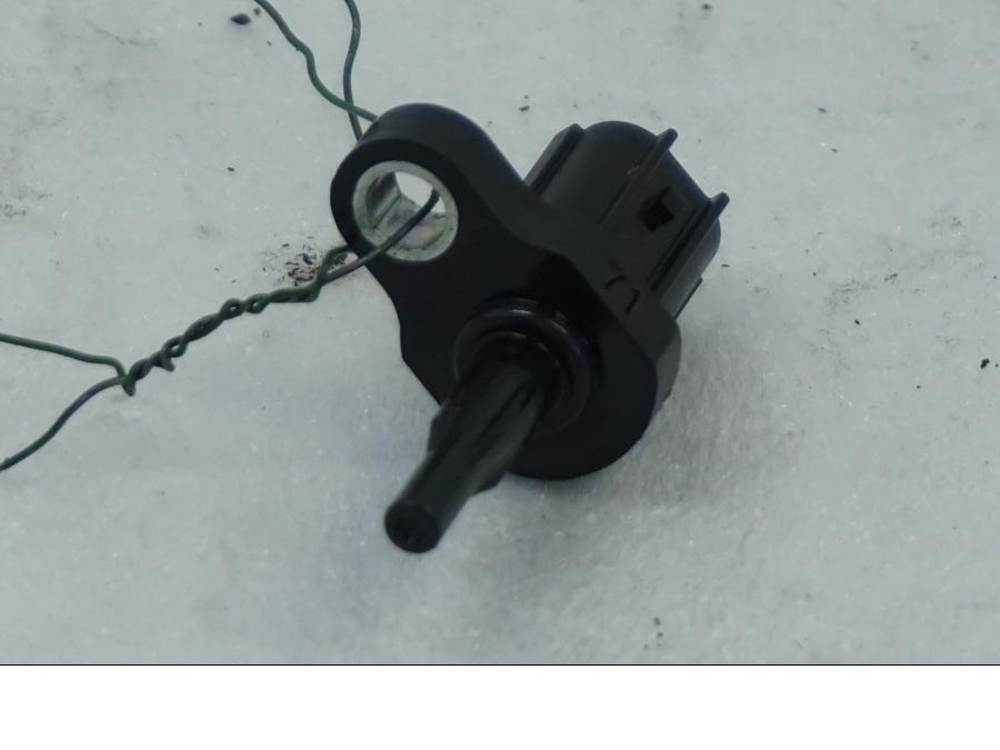 Höger sida på Luftburksensor från en Suzuki DL 1000 -2016 motorcykel.