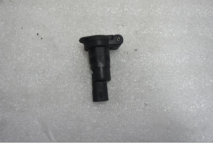 Baksidan på El uttag 12 V från en BMW K 1300 R -2011 motorcykel.