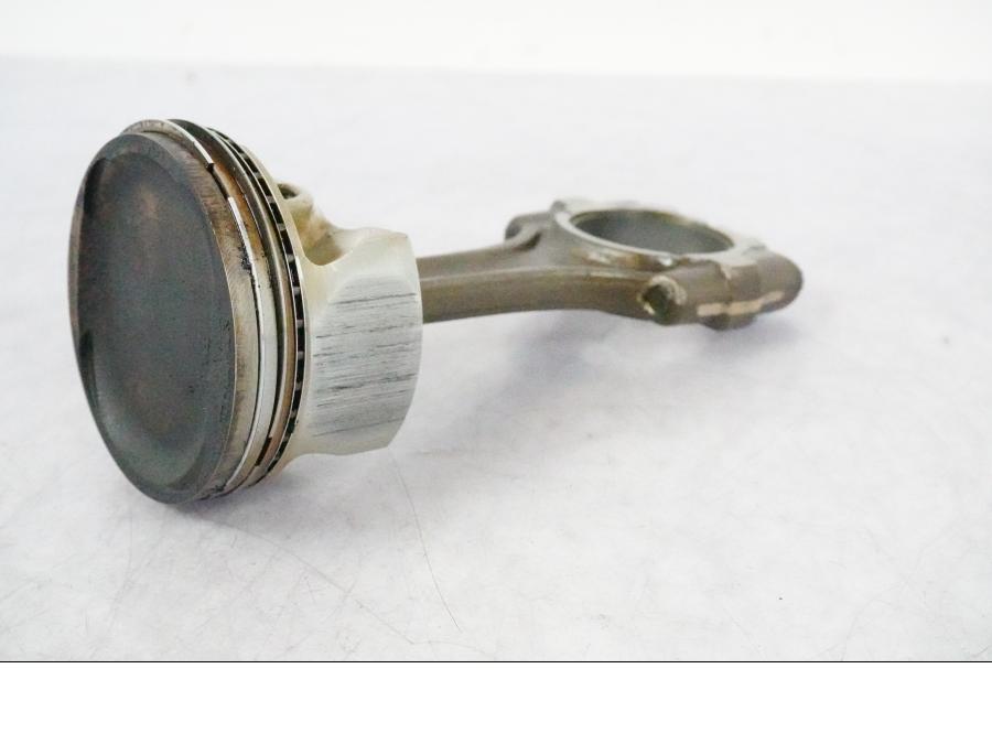 Vänster sida på Kolv från en BMW F 800 GS -2009 motorcykel.