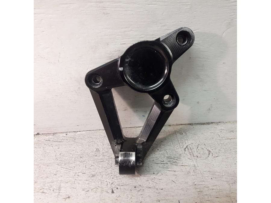 Framsidan på Fotpinnefäste från en Honda ADV 750 -2017 motorcykel.