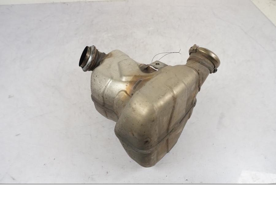 Höger sida på Mellanburk från en KTM 790 Duke -2018 motorcykel.