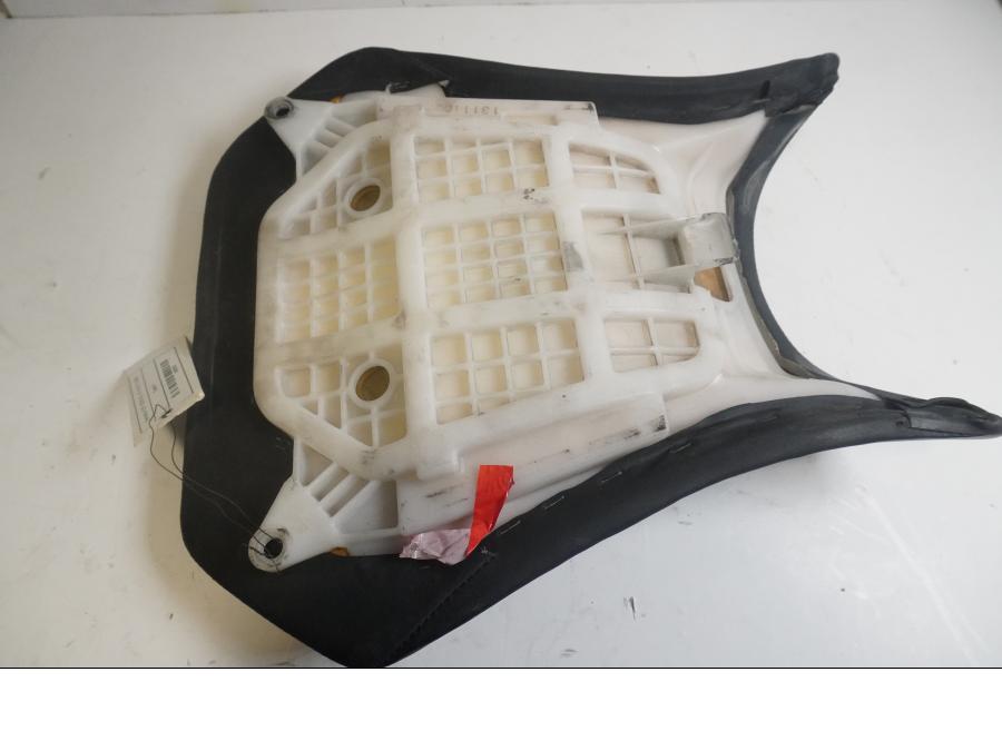 Vänster sida på Sadel från en Yamaha YZF 1000 R1 -2001 motorcykel.