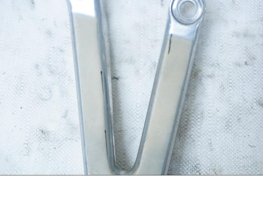 Höger sida på Fotpinnefäste från en Yamaha YZF 1000 R1 -2002 motorcykel.