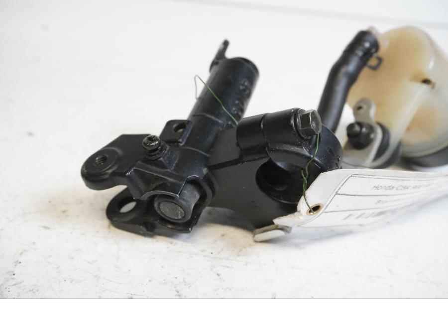 Höger sida på Bromshuvudcylinder från en Honda CBR 900 RR -1997 motorcykel.