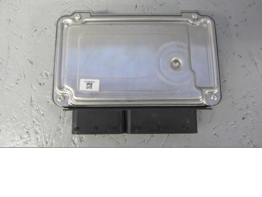 Höger sida på Motronic styrenhet från en BMW R 1200 GSA -2014 motorcykel.