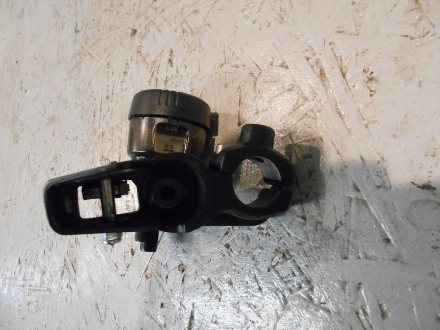 Höger sida på Kopplingshuvudcylinder från en BMW K 1300 R -2009 motorcykel.