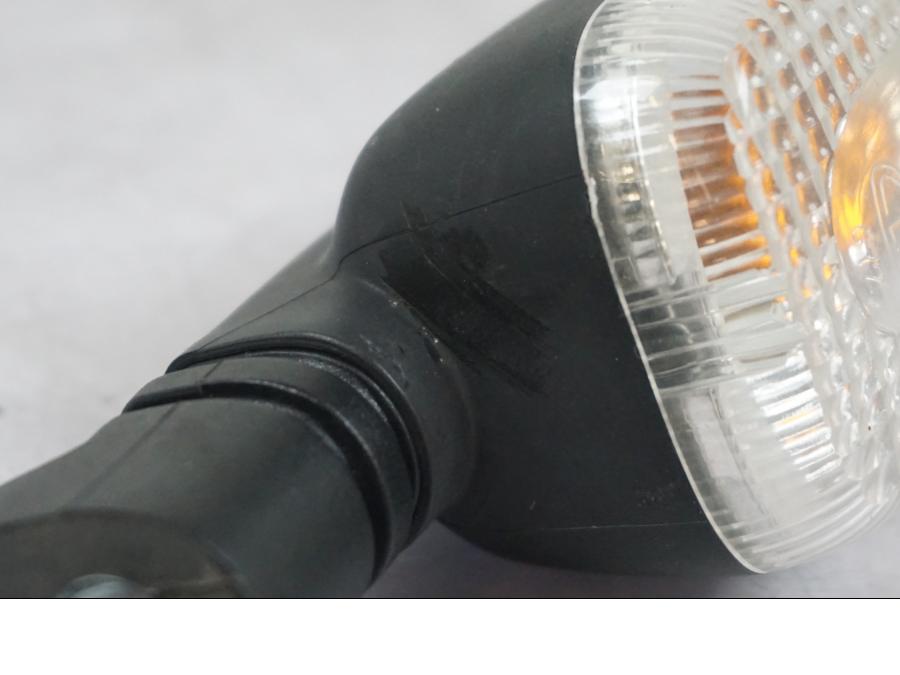 Snett nerifrån på Blinkers från en BMW R 1200 R -2007 motorcykel.