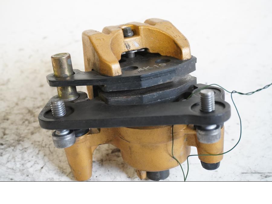 Höger sida på Bromsok från en Kawasaki ZX-10R -2005 motorcykel.