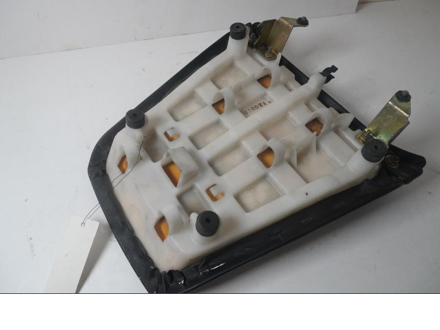 Höger sida på Sadel från en Yamaha YZF 1000 R -1999 motorcykel.