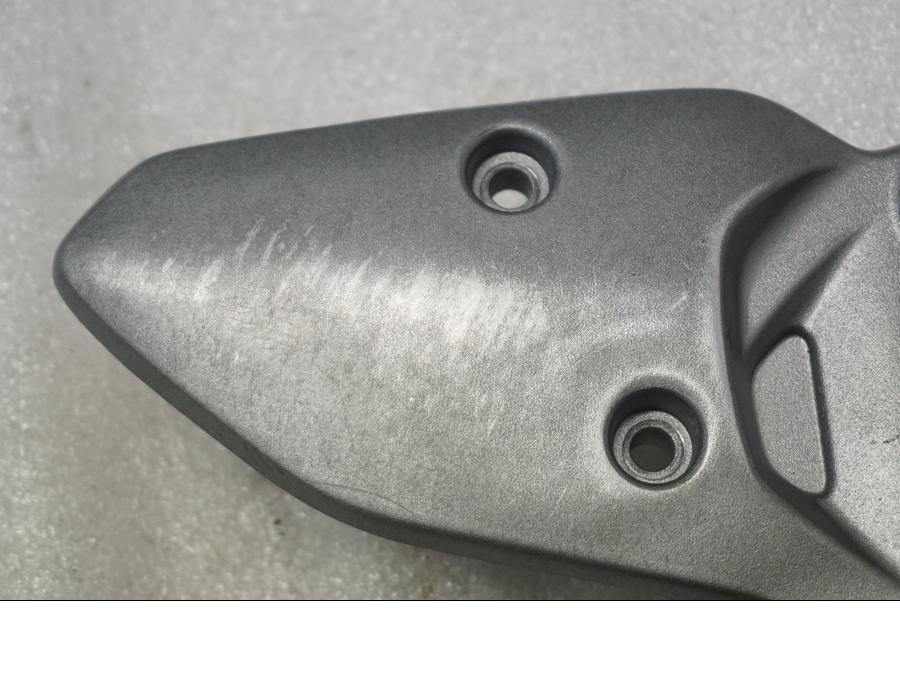 Höger sida på Fotpinnefäste från en Suzuki SV 650 -2016 motorcykel.