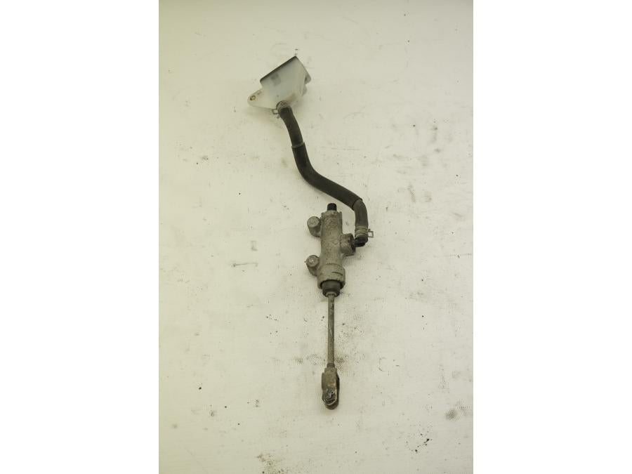 Baksidan på Bromshuvudcylinder från en Suzuki DL 1000 -2005 motorcykel.