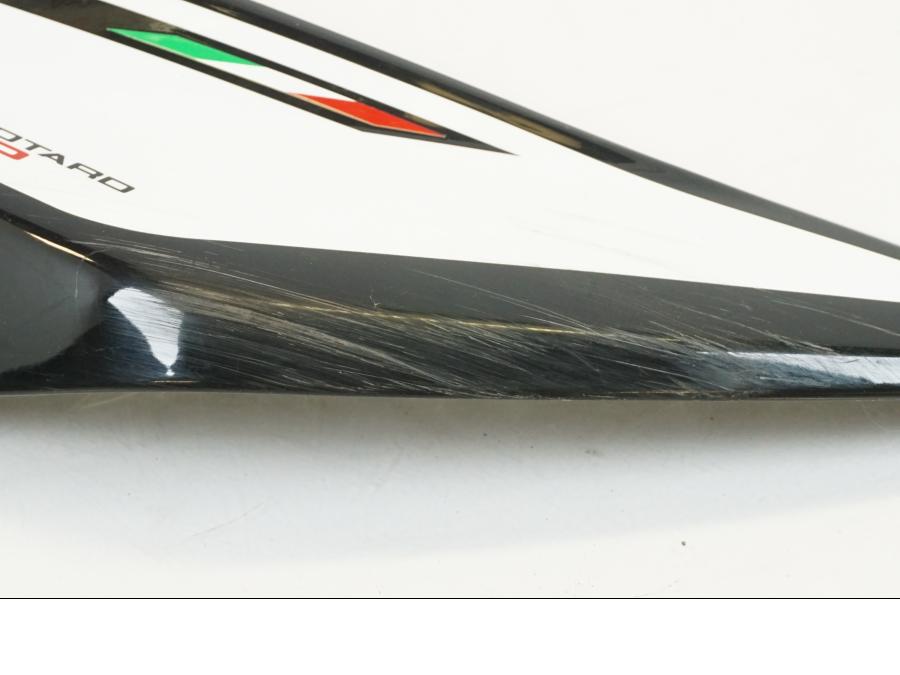 Höger sida på Sidopanel från en Ducati Hypermotard -2020 motorcykel.